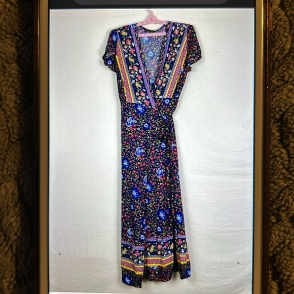 PRETTY GARDEN multi color boho floral print maxi wrap dress. Side slit. Size L - Picture 3 of 10